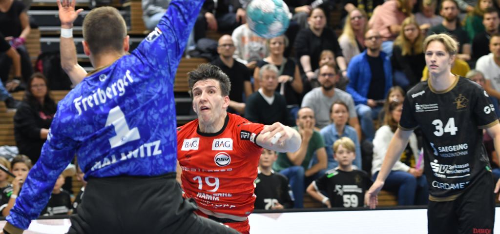 Eine gute erste Halbzeit hat dem ASV in der Dresdner BallsportArena nicht gereicht, um Zählbares aus dem Spiel gegen den HC Elbflorenz Dresden mit auf den Heimweg zu nehmen. Vor knapp 1.500 Zuschauern unterlagen die Westfalen mit 28:33 (15:14).