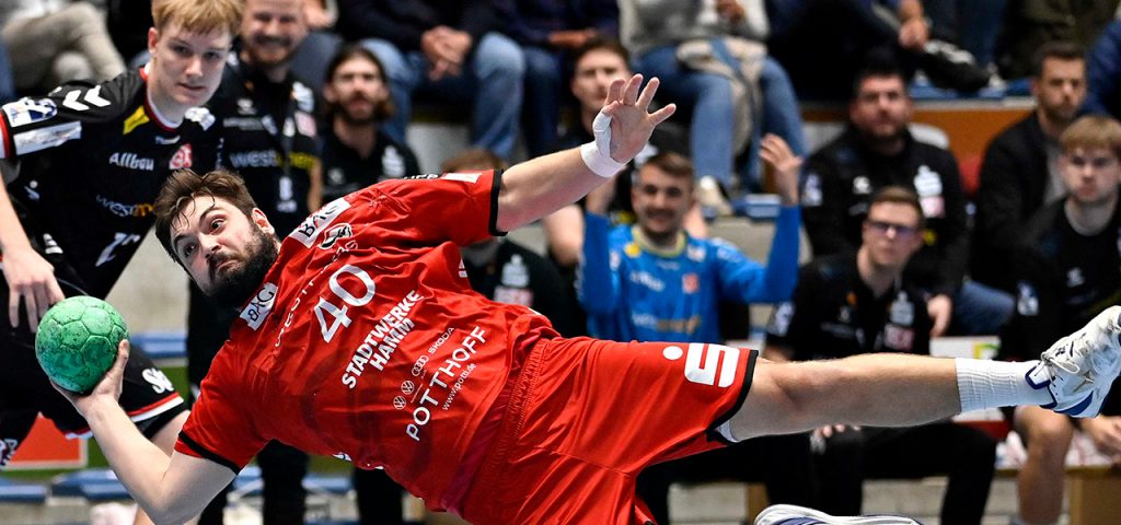 Einen dramatischen Pokalabend haben die westfälischen Handballfans am Mittwochabend in der WESTPRESS arena beim Duell des ASV Hamm-Westfalen mit dem Ligarivalen TuSEM Essen erlebt. Die scheinbar sichere Verlängerung verhinderte Essens Torwart Dominik Plaue nach abgelaufener Spielzeit durch seine Siebenmeterparade gegen Fabian Huesmann. So gingen die Gäste nach einer Partie mit vielen Wendungen mit 31:30 (15:14) als Sieger vom Feld. „Wir haben es heute nicht geschafft, das Momentum auf unsere Seite zu ziehen“, brachte es ASV-Trainer Michael Hegemann nach der Partie auf den Punkt.